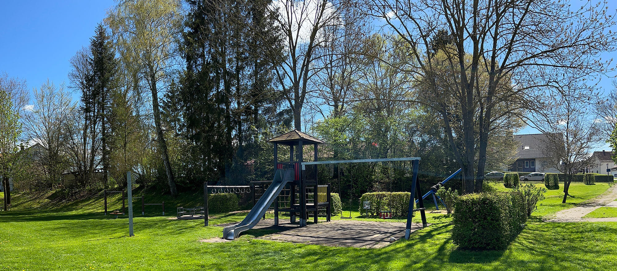 Spielplatz mit Fussballplatz für Kinder Spielplatz mit Fussballplatz für Kinder